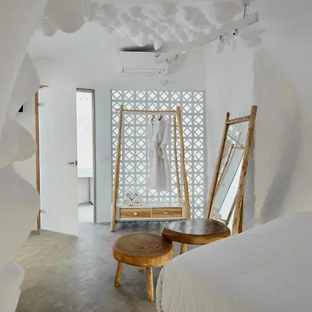 Theano Cave & Otel Imerovigli (Santorini)