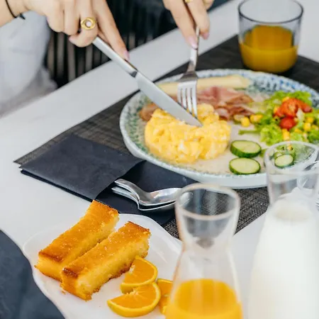 Theano Cave & Otel Imerovigli (Santorini)