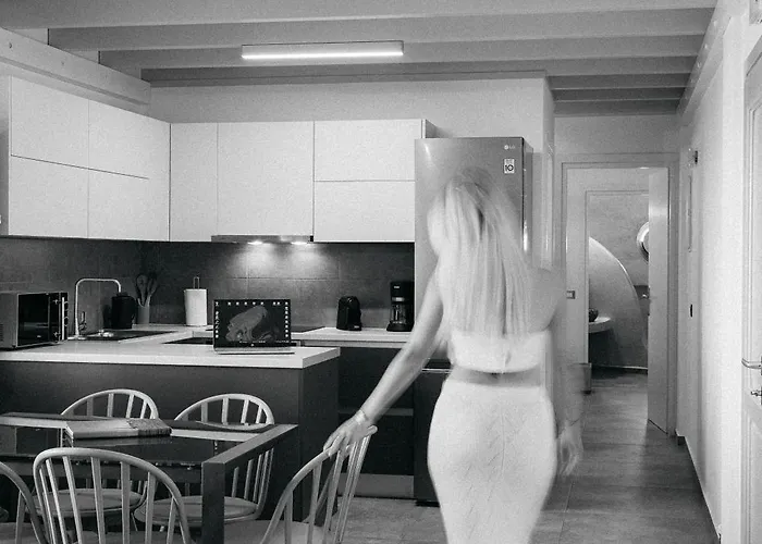 Theano Cave & מלון אימרוביגלי