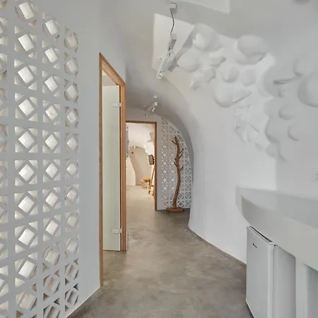 Theano Cave & Hotel *