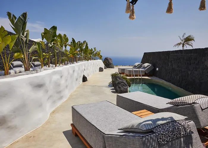 Theano Cave & Hotel Imerovigli (Santorini)